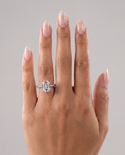 Isola – Emerald Verlobungsring mit Hidden Halo & Pavé in Weißgold, getragen an der Hand | Élysée Diamonds