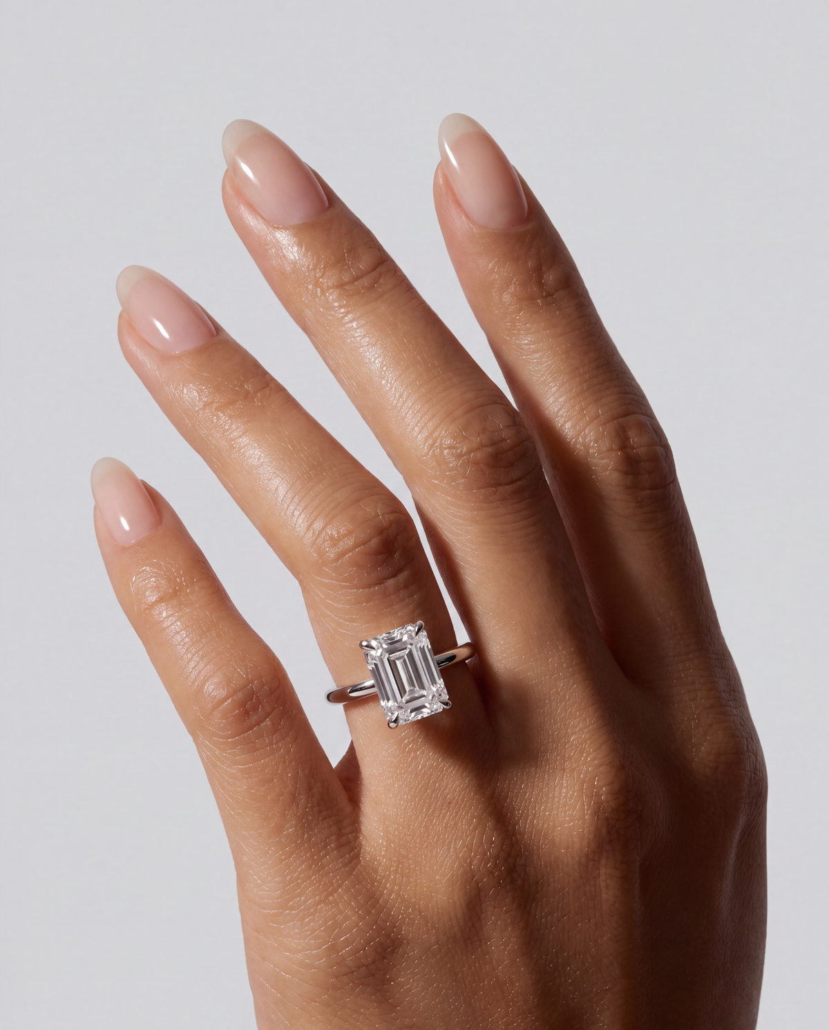 Celine – Emerald Solitär Verlobungsring in Weißgold, getragen an der Hand | Élysée Diamonds