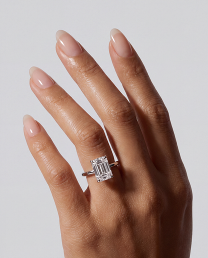 Celine – Emerald Solitär Verlobungsring in Weißgold, getragen an der Hand | Élysée Diamonds