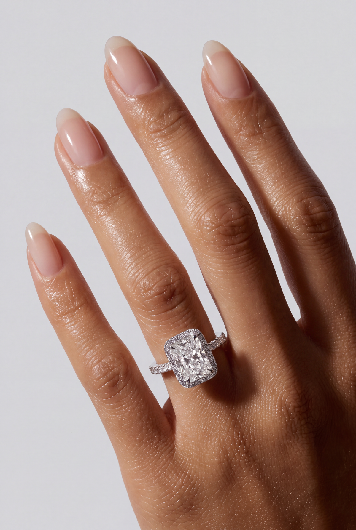 Alora – Radiant Verlobungsring mit Halo & Pavé in Weißgold, getragen an der Hand | Élysée Diamonds