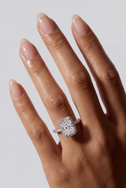 Alora – Radiant Verlobungsring mit Halo & Pavé in Weißgold, getragen an der Hand | Élysée Diamonds