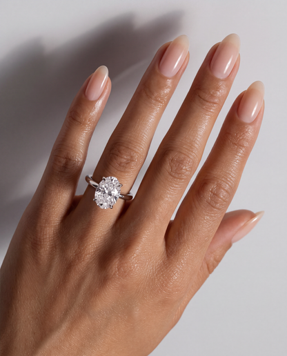Aurelia – Ovaler Solitär Verlobungsring in Weißgold, getragen an der Hand | Élysée Diamonds