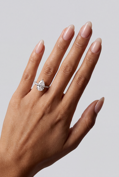 Elara – Pear Solitär Verlobungsring mit Pavé in Weißgold, getragen an der Hand | Élysée Diamonds