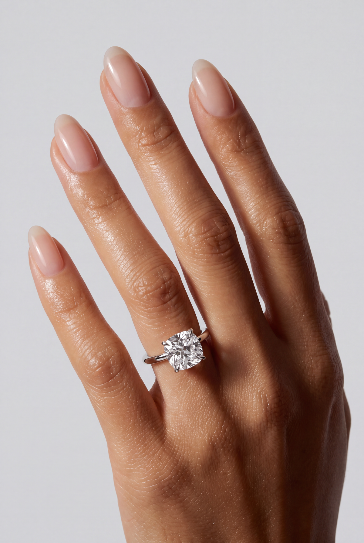 Vivienne – Cushion Solitär Verlobungsring in Weißgold, getragen an der Hand | Élysée Diamonds