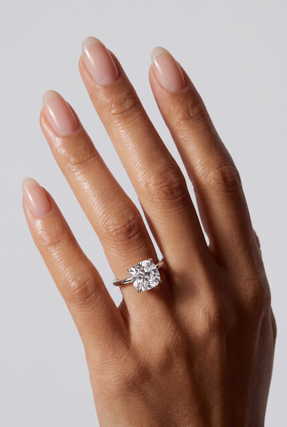 Vivienne – Cushion Solitär Verlobungsring in Weißgold, getragen an der Hand | Élysée Diamonds