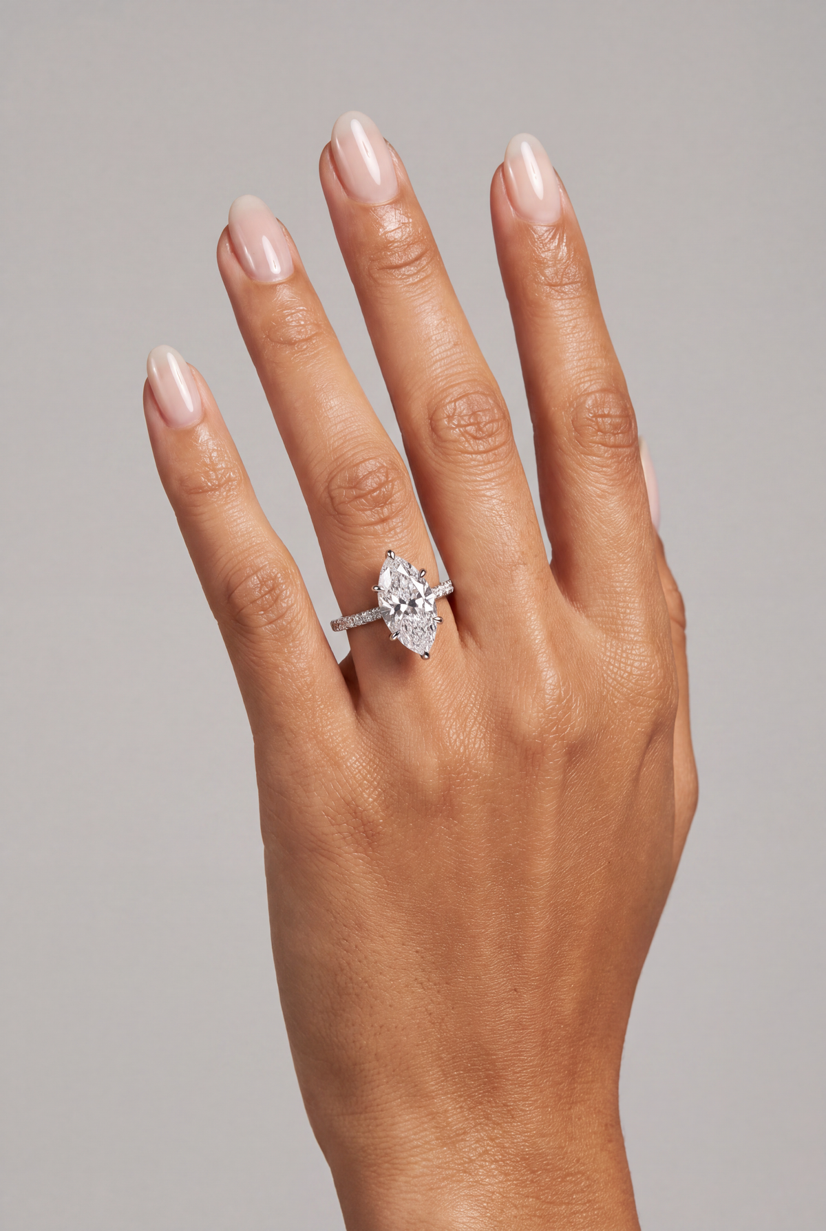 Violetta – Marquise Verlobungsring mit Hidden Halo & Pavé in Weißgold, getragen an der Hand | Élysée Diamonds