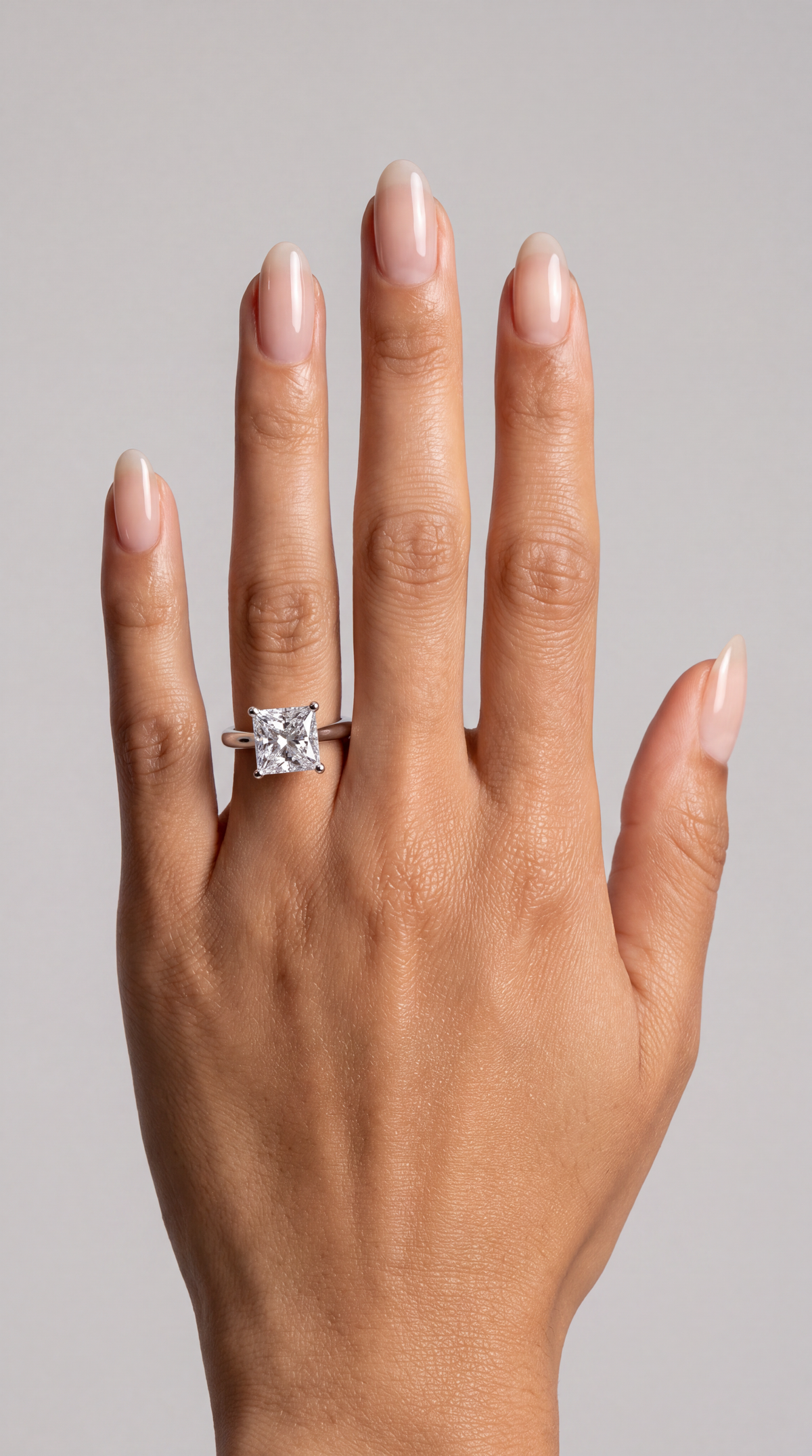 Solara – Princess Verlobungsring mit Hidden Halo in Weißgold, getragen an der Hand | Élysée Diamonds