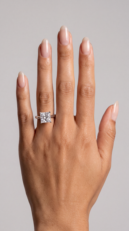 Solara – Princess Verlobungsring mit Hidden Halo in Weißgold, getragen an der Hand | Élysée Diamonds