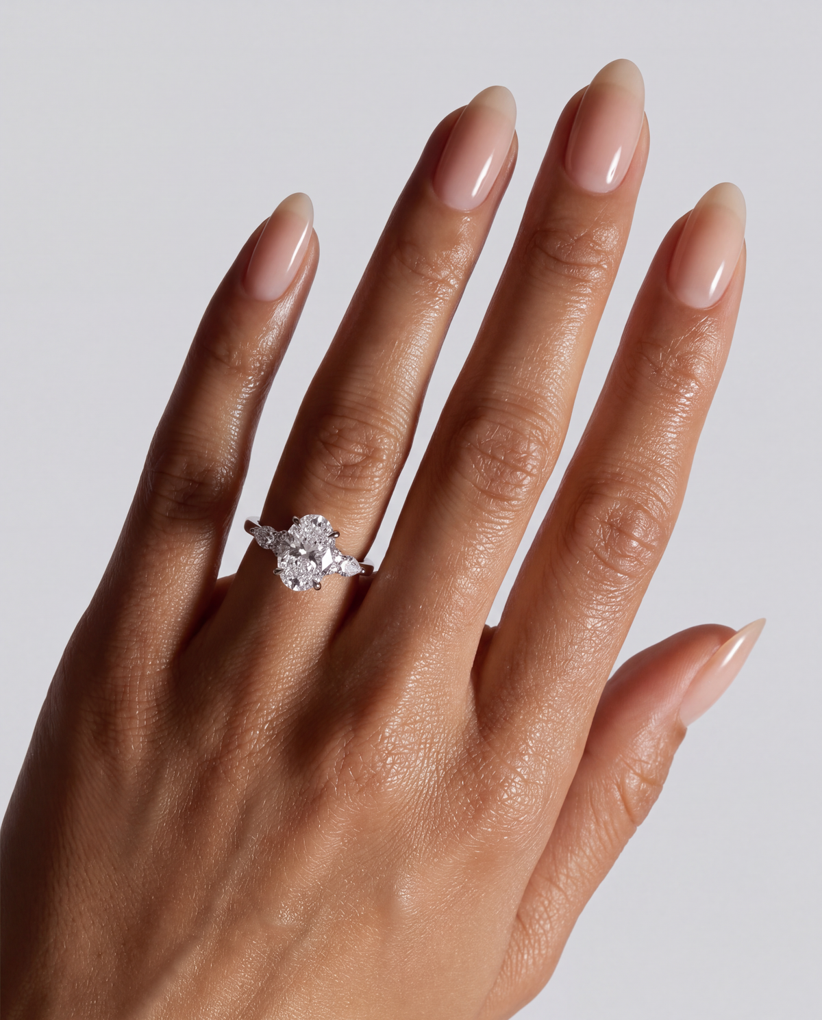 Souline – Ovaler Trilogy Verlobungsring in Weißgold, getragen an der Hand | Élysée Diamonds