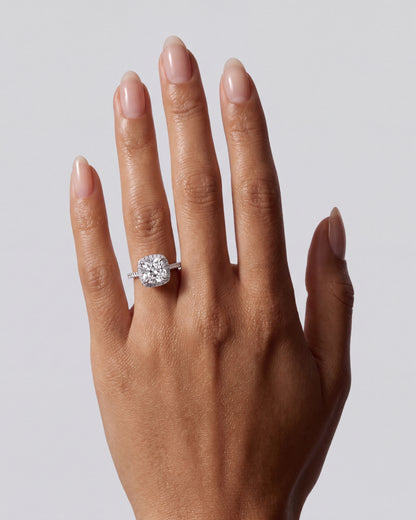 Capucine – Cushion Verlobungsring mit Halo & Pavé in Weißgold, getragen an der Hand | Élysée Diamonds