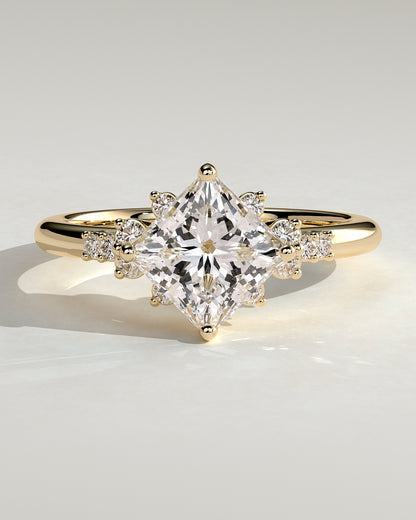 Marielle – Princess Verlobungsring mit Seitensteinen in 14k/18k Gelbgold mit Labordiamant | Élysée Diamonds