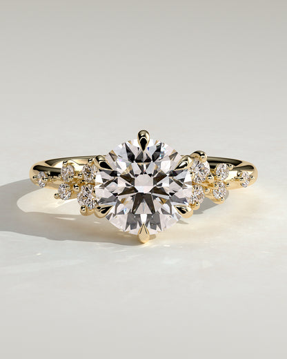 Rosalie – Runder Solitär Verlobungsring mit Seitensteinen in 14k/18k Gelbgold mit Labordiamant | Élysée Diamonds