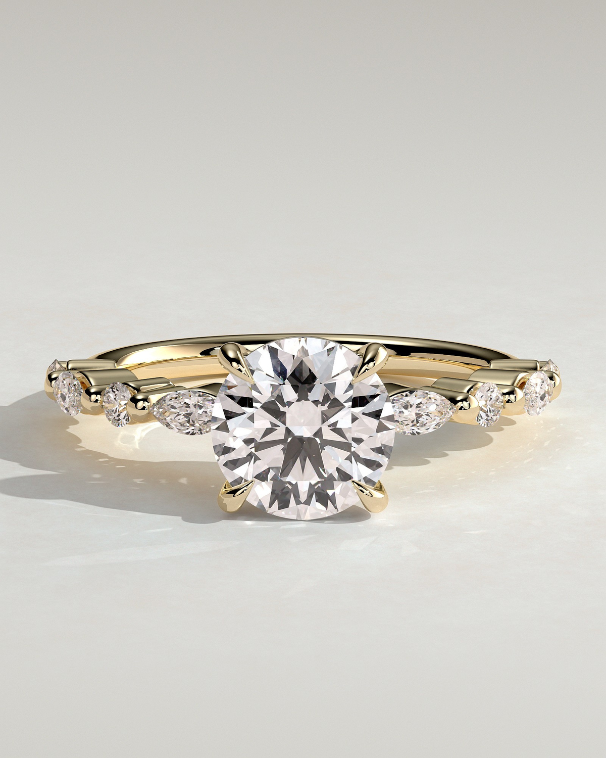 Emmeline – Runder Solitär Verlobungsring mit Akzentsteinen in 14k/18k Gelbgold mit Labordiamant | Élysée Diamonds