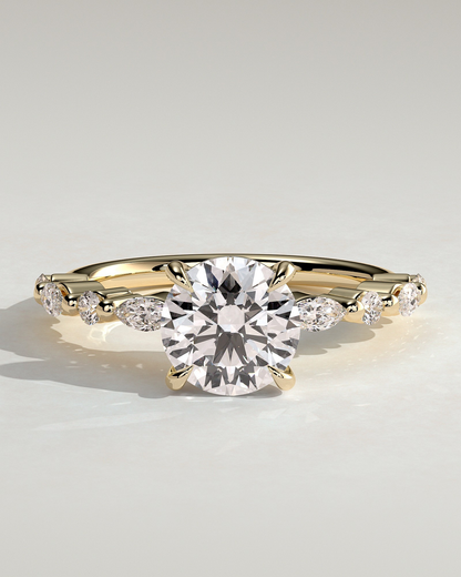 Emmeline – Runder Solitär Verlobungsring mit Akzentsteinen in 14k/18k Gelbgold mit Labordiamant | Élysée Diamonds